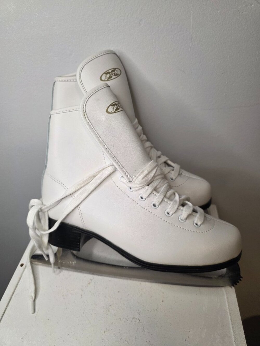 DBX Women's White 1100 Series Figure Skates Size 8 NIB